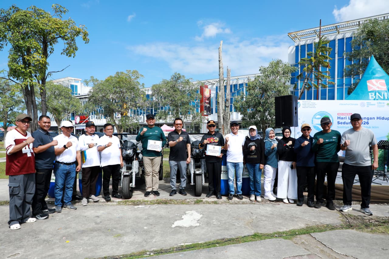 Pemprov Kalsel Kumpulkan 2 Ton Sampah dalam Aksi Bersih Hari Lingkungan Hidup, Bantuan Fasilitas Diserahkan ke Banjarmasin dan Banjar
