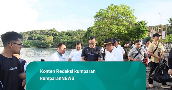 Wamendagri Bima Arya Turun Langsung Bersihkan Pantai Senggigi, Ingatkan Kepala Daerah soal Sampah