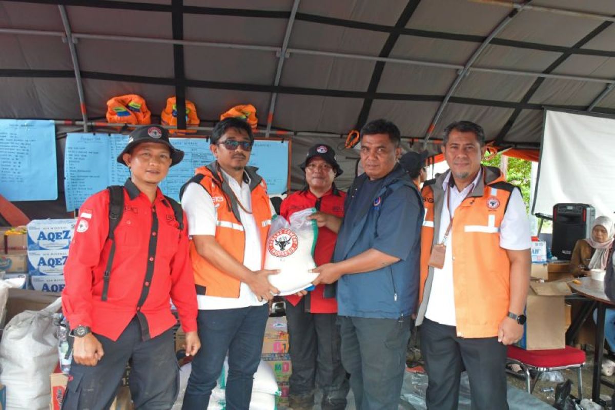 PT Semen Padang Salurkan Logistik ke Posko BPBD Solok, 11 Kantor Pemerintahan dan 75 Rumah Rusak Diterjang Galodo Arosuka