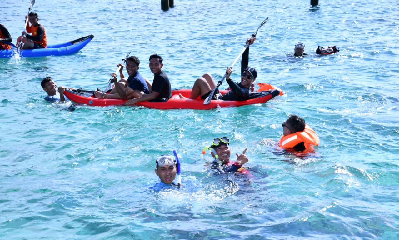 Family Gathering Lintas Instansi di Pulau Senua: Danlanud RSA hingga Kajari Ikut Bersihkan Pantai dari Sampah Plastik