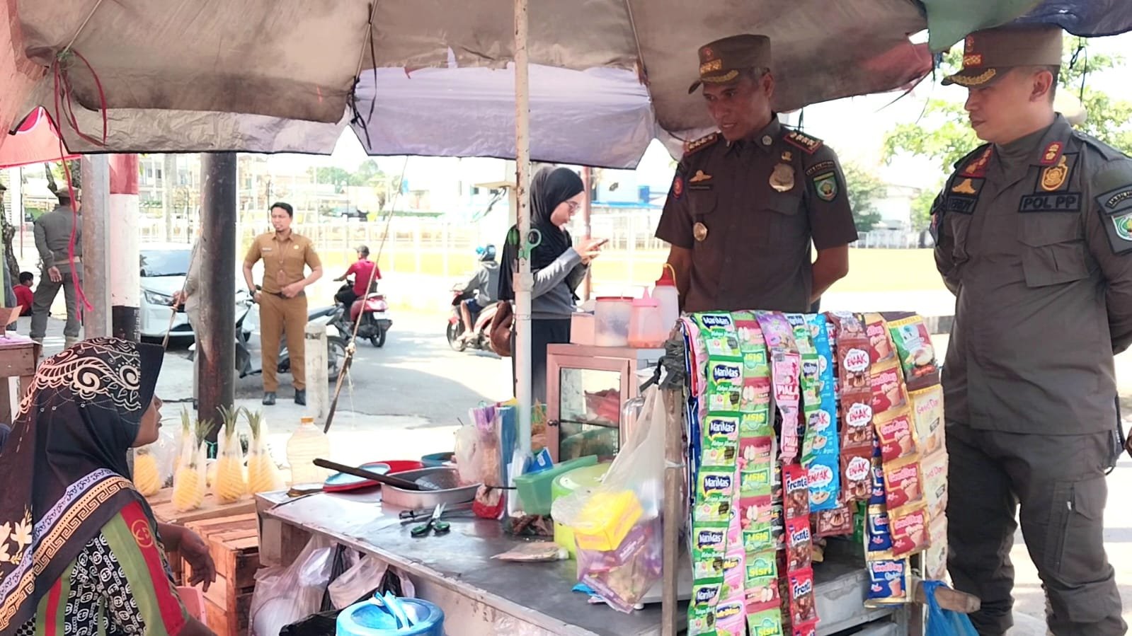 Satpol PP Balangan Gelar Dialog Humanis dengan Pedagang Pasar Adaro, Bina Ketertiban Tanpa Represif