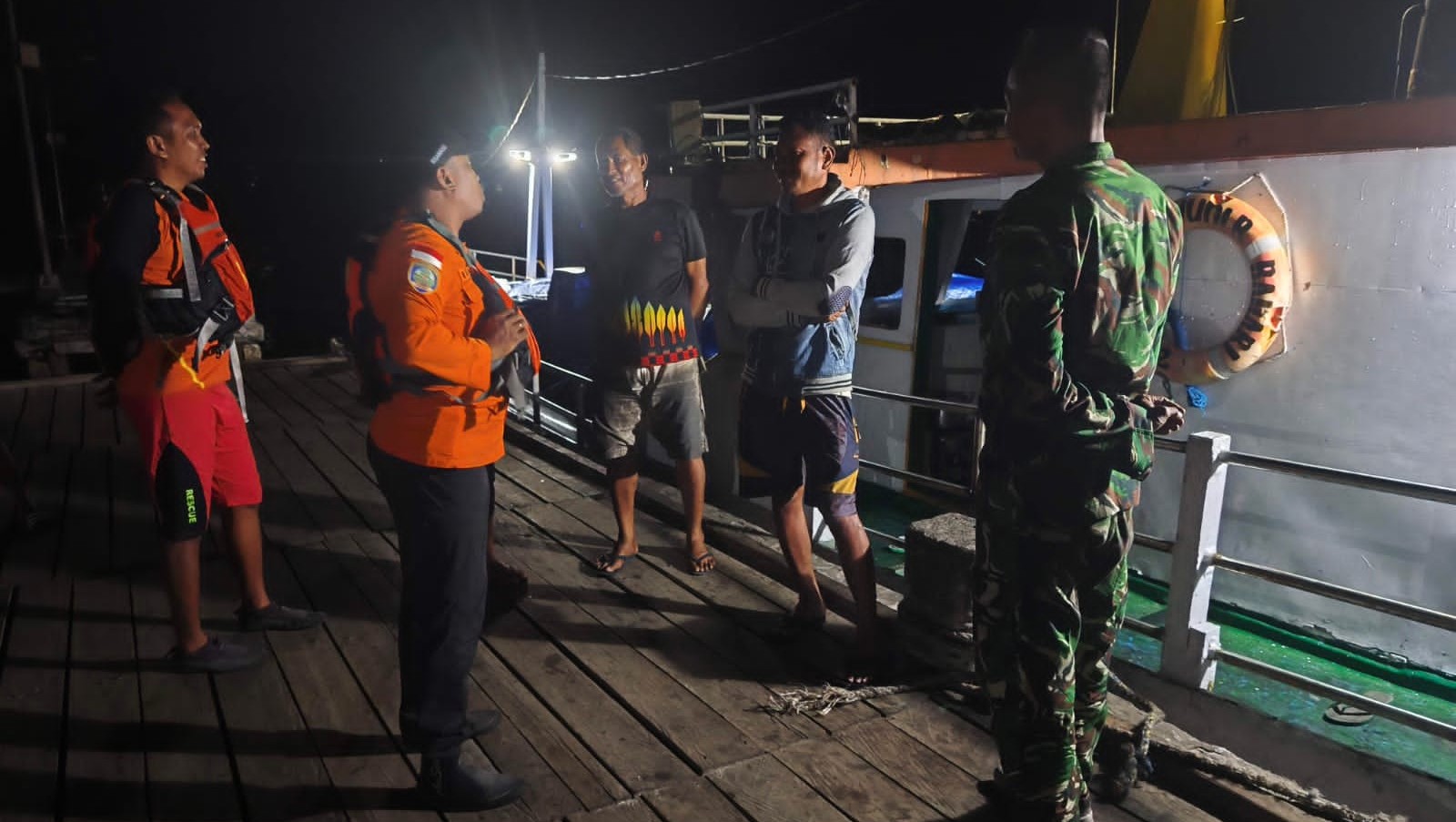 Tim SAR Gabungan Evakuasi 5 Awak Kapal Yuni Bahari yang Bocor di Perairan Selatan Pulau Run, Maluku Tengah