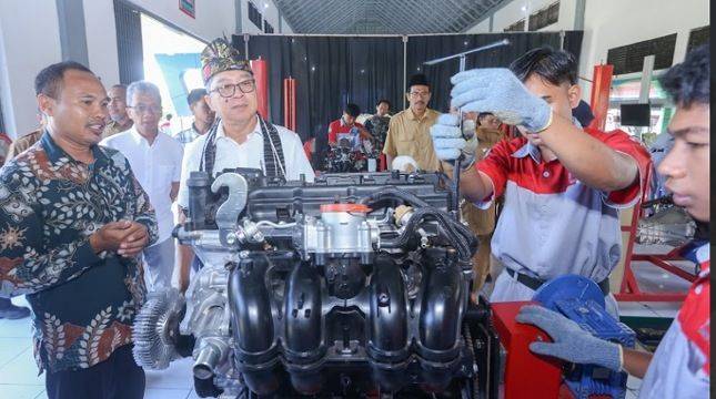 Toyota Resmi Bawa Program Vokasi ke Lombok, Dua SMK di NTB Terima Mesin Mobil untuk Alat Praktik