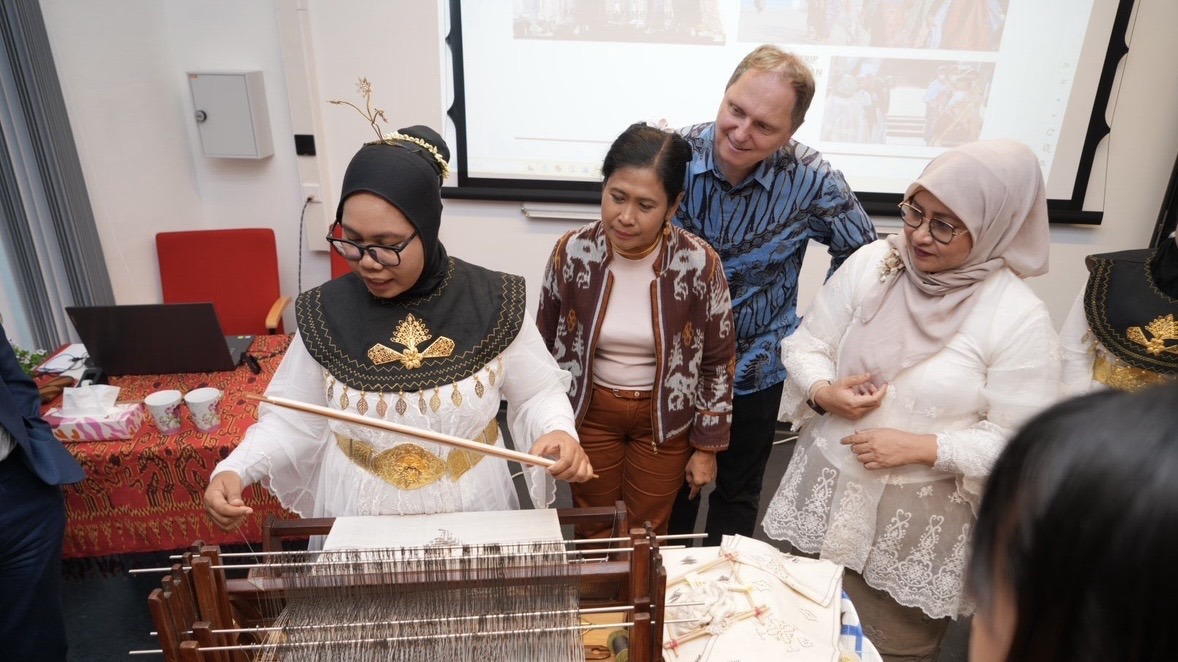 Tenun Tidore Tembus Kampus Bergengsi di Berlin, Jadi Alat Diplomasi Budaya dari Maluku Utara