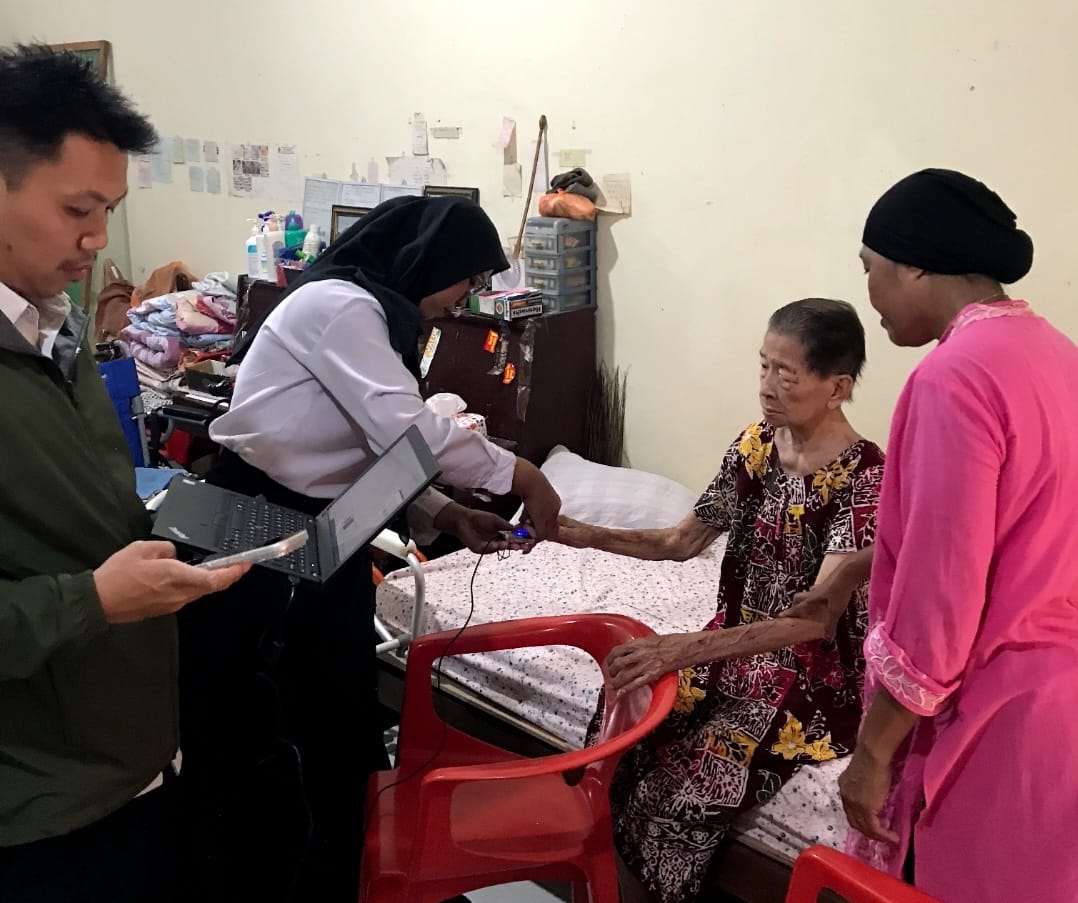 Imigrasi Karimun Jemput Bola Rekam Biometrik Paspor Lansia 90 Tahun di Tanjung Batu Kundur
