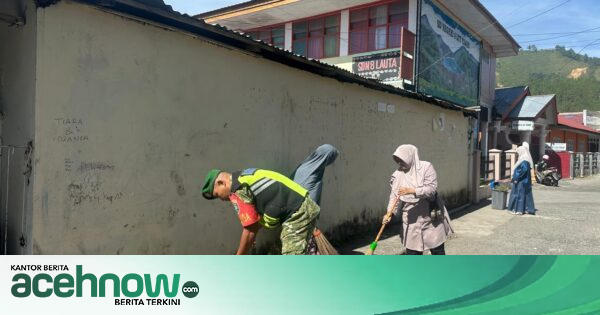 Babinsa Kopka A. Ginting dan Warga Lut Tawar Gotong Royong Bersihkan Lingkungan Desa Binaan