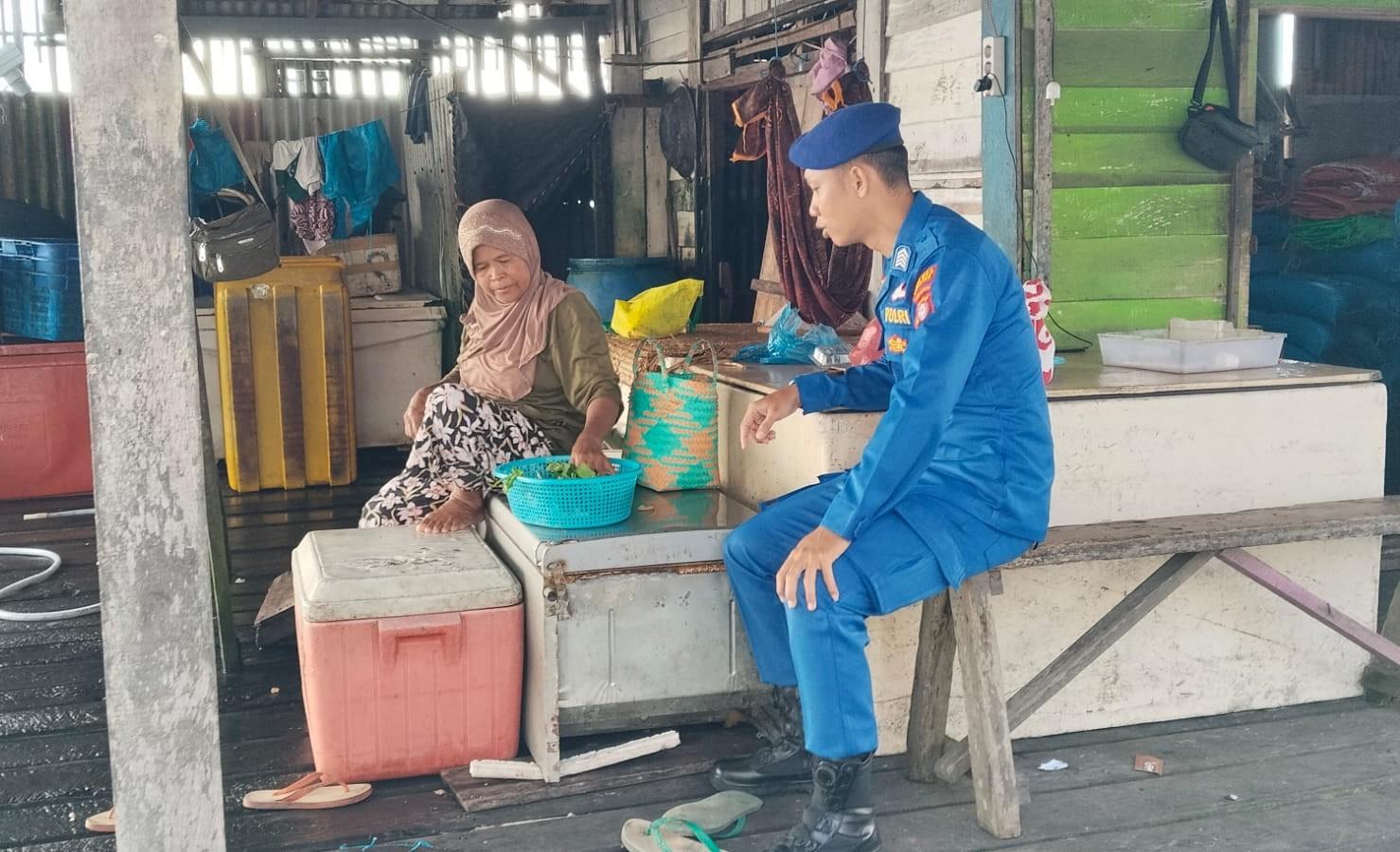 Satpolairud Polres Seruyan Patroli Dialogis di Sepanjang DAS Seruyan, Imbau Warga Laporkan Hal Mencurigakan ke Call Center 110