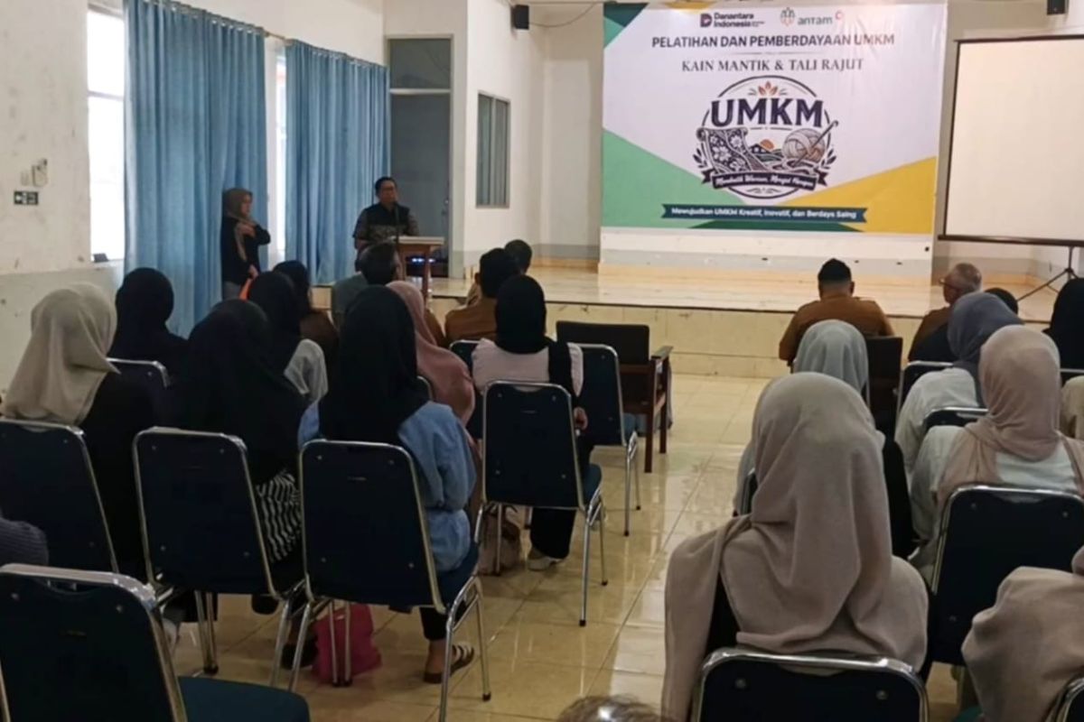 Antam dan Pemkab Kolaka Latih 30 Pelaku UMKM Kembangkan Kain Mantik, Hasil Karya Siap Dipamerkan di Makassar