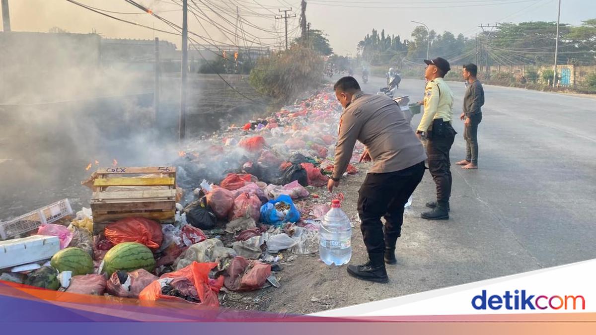 Tumpukan Sampah Liar di Pinggir Jalan Raya Serang-Tangerang Terbakar, Polisi Cikande Lakukan Pemadaman Cepat