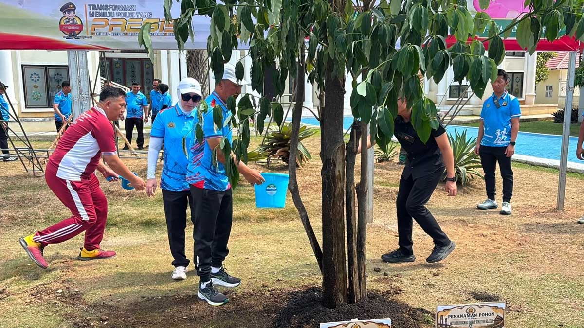 Kapolda Sumsel Pimpin Penanaman 30 Pohon Produktif di Mapolda, Lanjutkan Gerakan Penghijauan Hari Bhayangkara