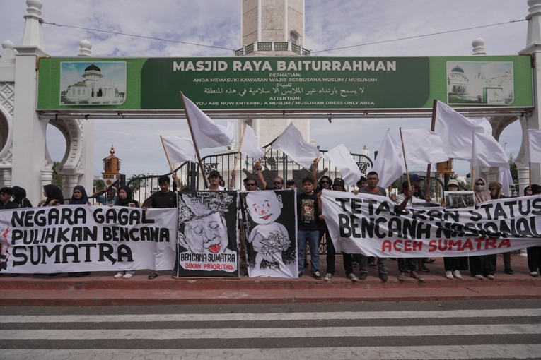 9 Bulan Pasca Bencana Aceh-Sumatera, Koalisi Masyarakat Sipil Kibarkan Bendera Putih di Banda Aceh dan Desak Status Bencana Nasional