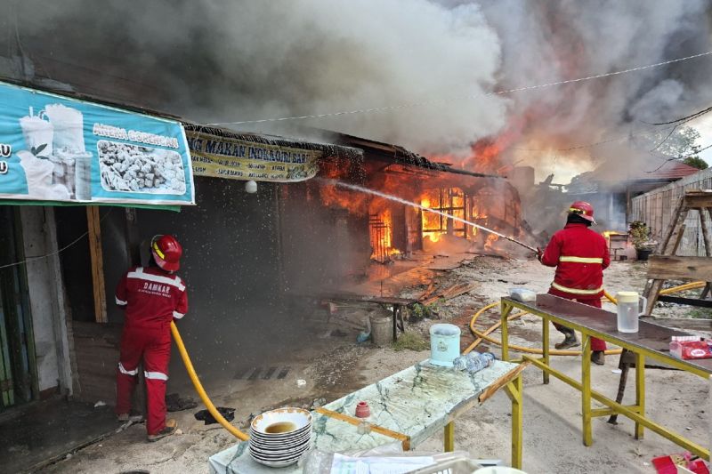 Kebakaran Hanguskan Delapan Ruko di Samping Terminal Bus Pangkalan Bun, Damkar Kobar Kerahkan 10 Armada