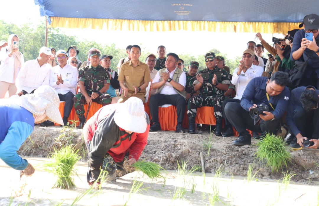 Gubernur Sumsel dan Danrem 044 Gapo Tanam Padi di OKI, Target Percepatan 111 Ribu Hektare Hadapi El Nino 2026