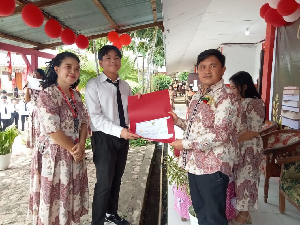 Penamatan 253 Siswa SMP Negeri 7 Manado Digelar Sederhana di Lapangan, Kepsek Berpesan Jaga Almamater dan Berkarakter Baik