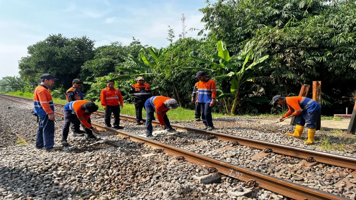 KAI Daop 3 Cirebon Tutup Perlintasan Sebidang Ilegal di Pagaden Subang, 42 Akses Lain Masih Tanpa Penjagaan