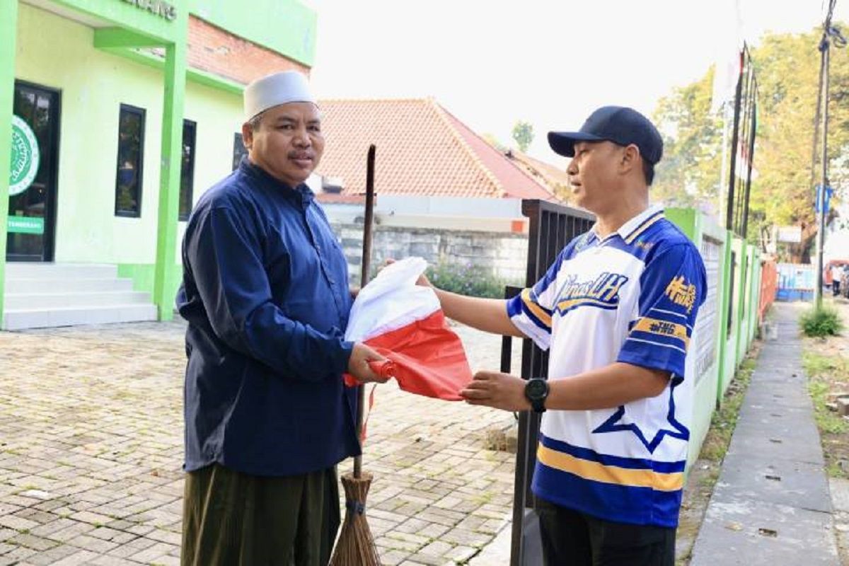 Pemkot Tangerang Bagikan Ribuan Bendera Merah Putih ke Warga dan Pengguna Jalan Jelang HUT ke-81 RI