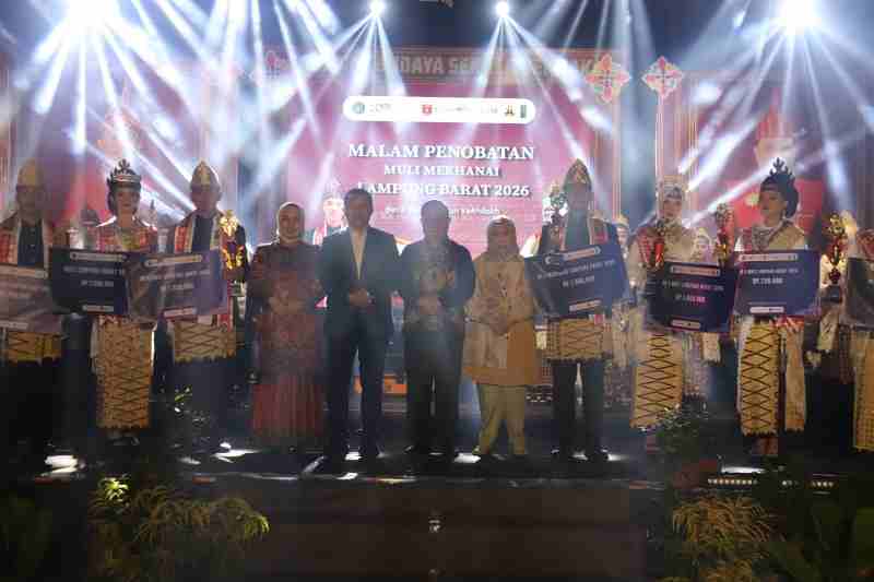 Ribuan Warga Padati Taman Kota Liwa Saksikan Malam Penobatan Muli Mekhanai Lampung Barat 2026
