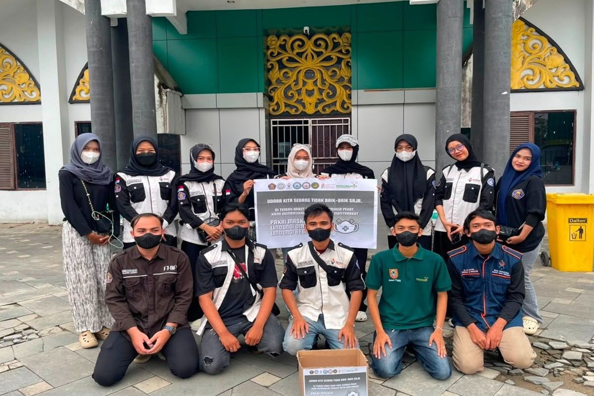 BEM UNIVSM Balangan Bagikan Masker ke Pengendara di Bundaran Paringin, Partikulat Udara Capai 880,7 Mikrogram