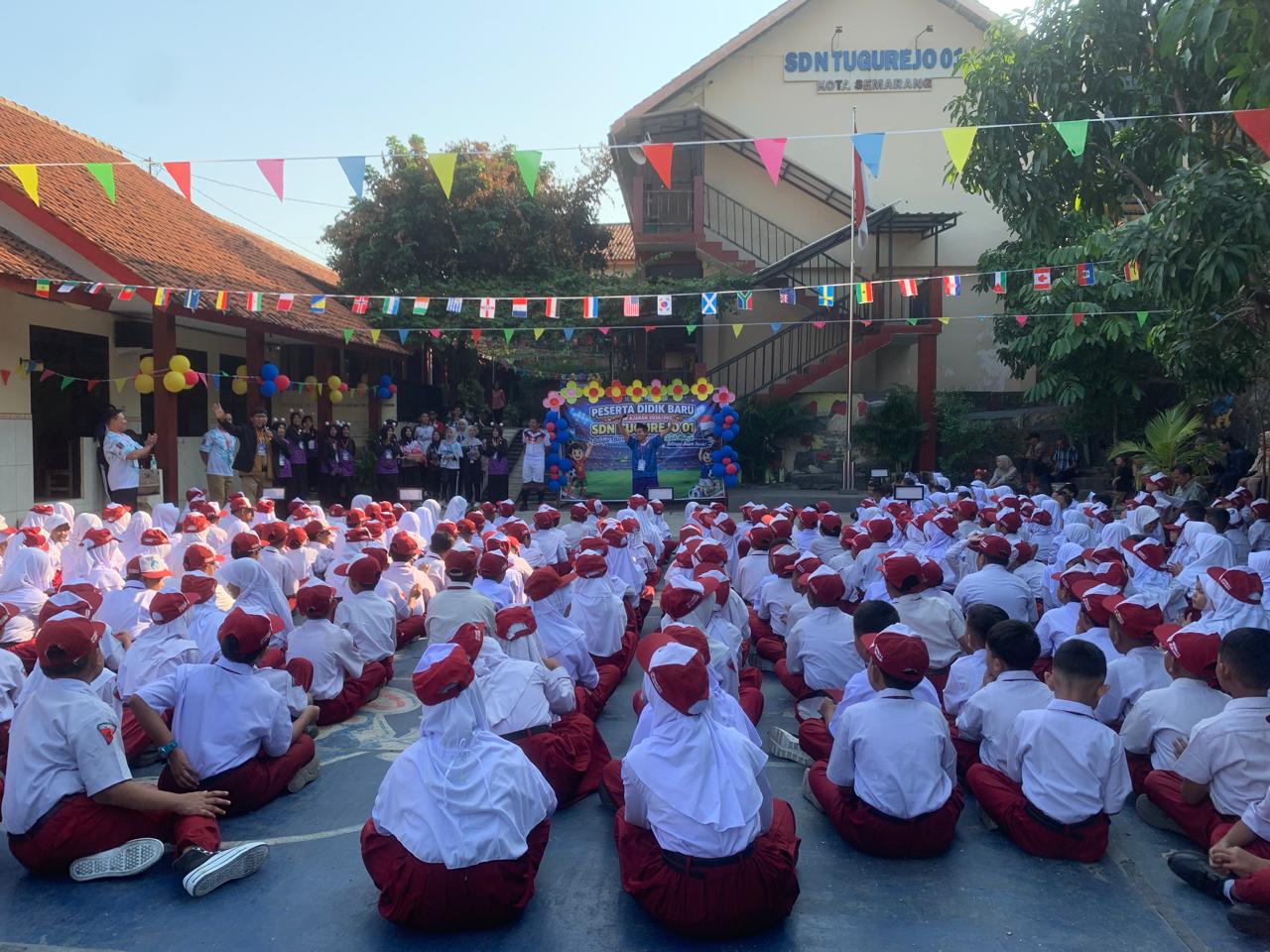 MPLS SDN Tugurejo 01 Semarang Bernuansa Piala Dunia 2026, Parade Jersey hingga Laga Mini Sambut 41 Siswa Baru