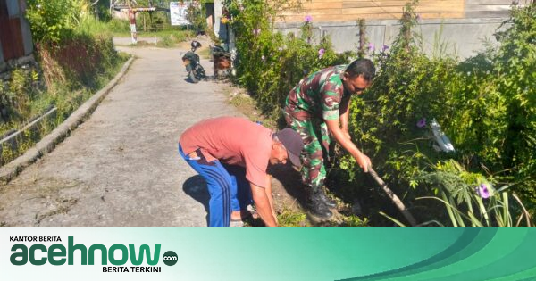 Babinsa Koramil 01/Lut Tawar Serka Sulistiono Turun Gotong Royong Bersama Warga di Desa Bujang Aceh Tengah