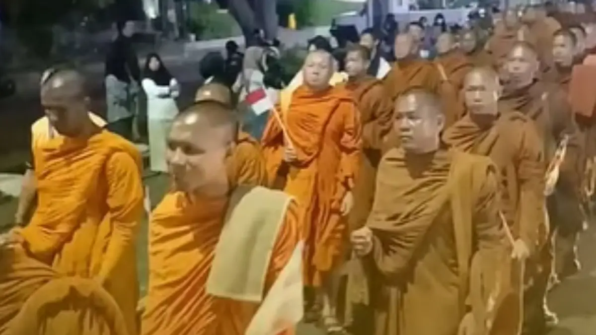 55 Bhikkhu Thudong dari Berbagai Negara Singgah di Mangkunegaran, Lintasi Jalanan Solo Bawa Pesan Perdamaian Jelang Waisak 2026