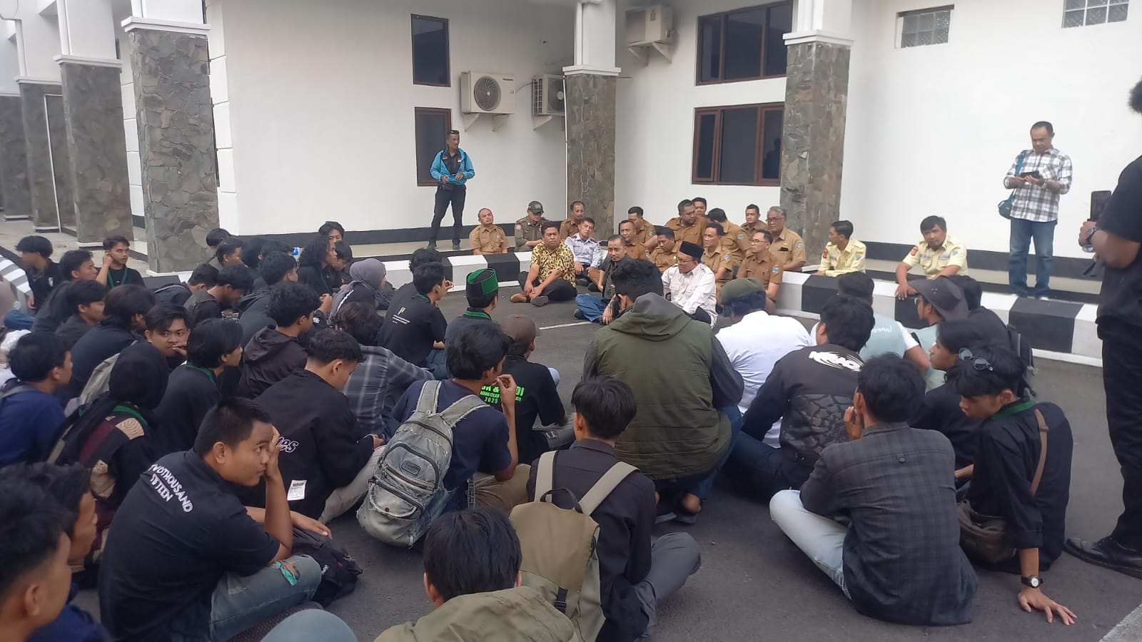Mahasiswa HMI Kepung Balai Kota Tasikmalaya, Wali Kota Viman Tak Temui Massa Aksi