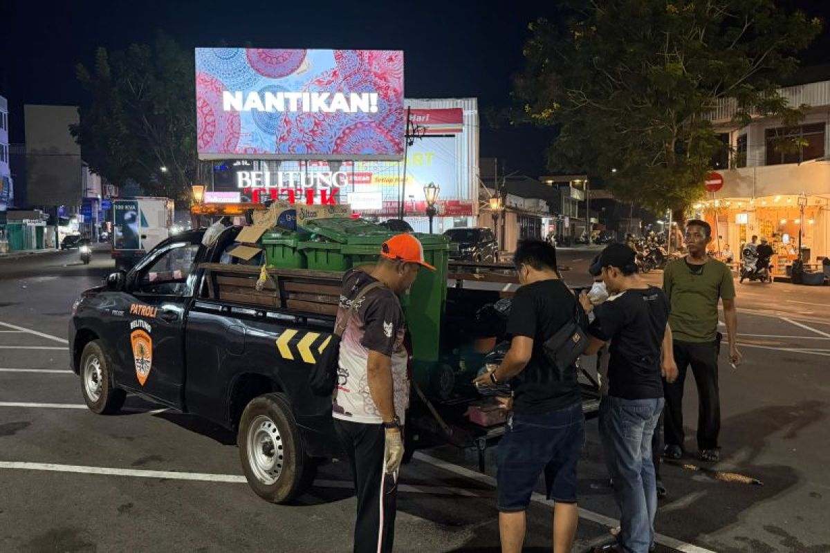 DLH Belitung Angkut 235 Kilogram Sampah Usai Nobar Final Indonesia vs Thailand di Bundaran Satam