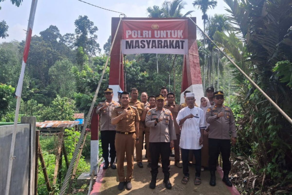 Polres Tapsel Revitalisasi Jembatan Gantung di Desa Situmbaga, Akses ke Perkebunan Warga Kembali Terbuka