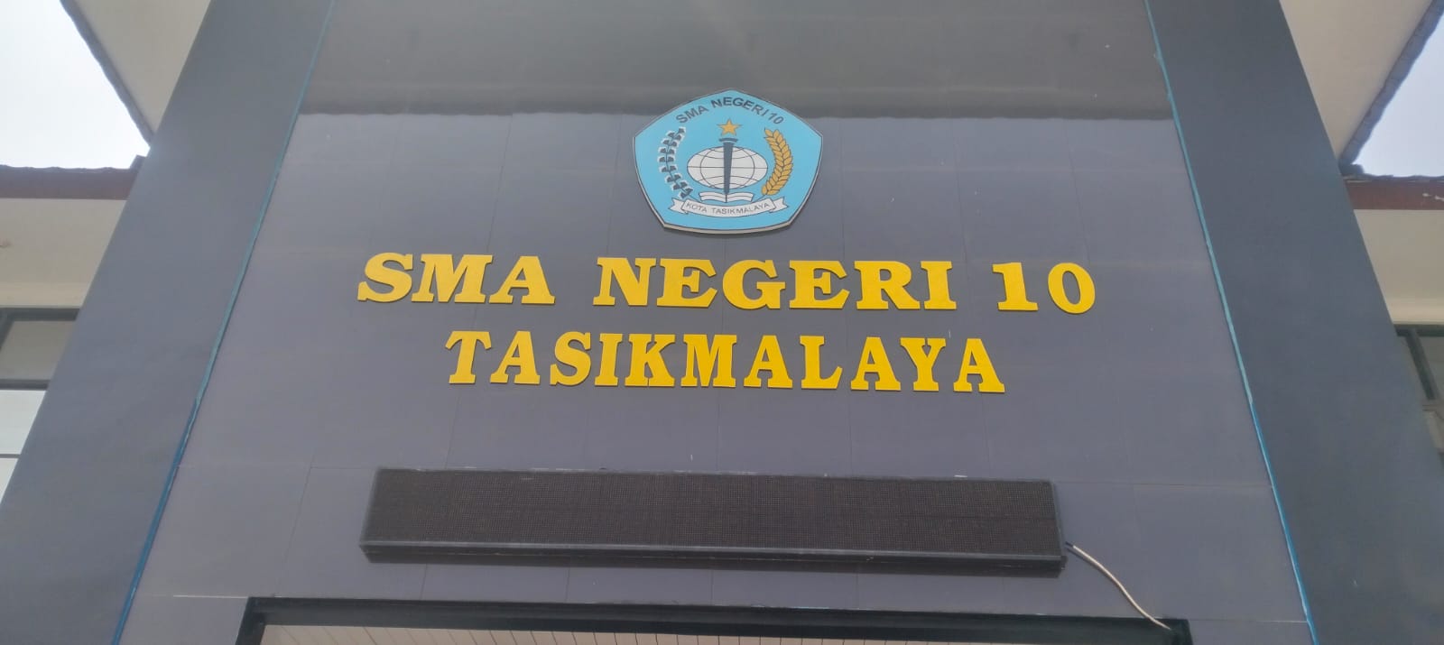 SMAN 10 Kota Tasikmalaya Kekurangan Ruang Kelas, 550 Siswa Baru Terpaksa Belajar di Aula dan Laboratorium