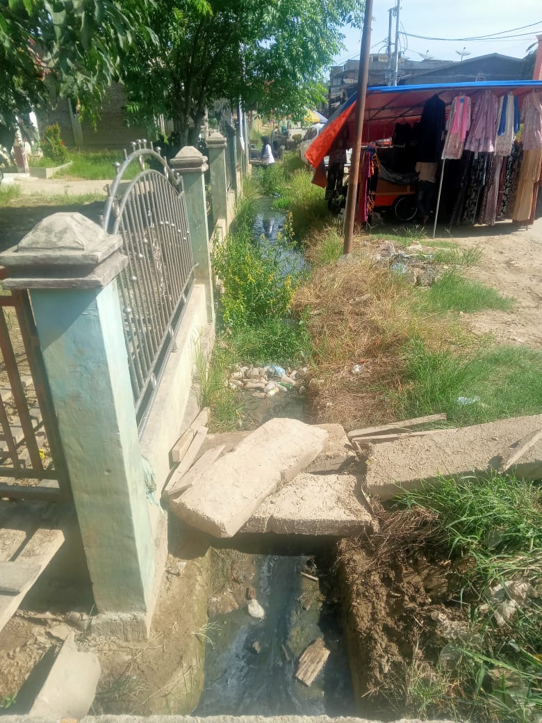 Saluran Drainase Tersumbat di Pasar Alue Ie Puteh, Warga dan Pedagang Aceh Utara Keluhkan Bau Tak Sedap