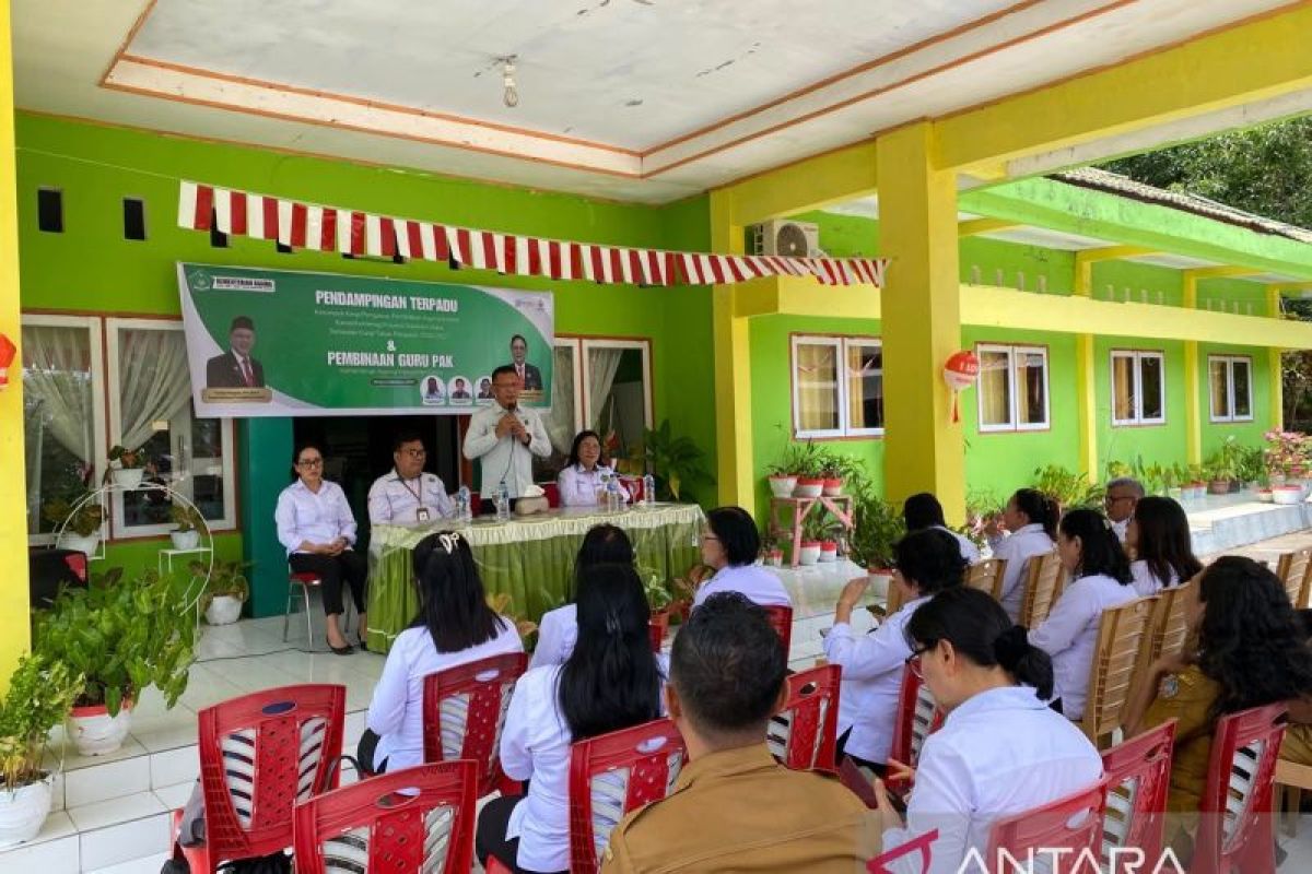 Kemenag Sulut Serahkan Sertifikat Pendidik ke 28 Guru PAK Sitaro, Tekankan Integritas dan Keteladanan