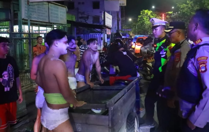 Cosplay Tuyul di Jalan A Yani Banjarmasan Dibubarkan Polisi, 3 Pemuda Ditegur Langsung