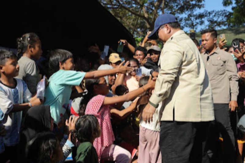 Prabowo Sapa Warga Pengungsian di Nagekeo, Janji Bangun NTT Bertahap hingga Tingkat Desa