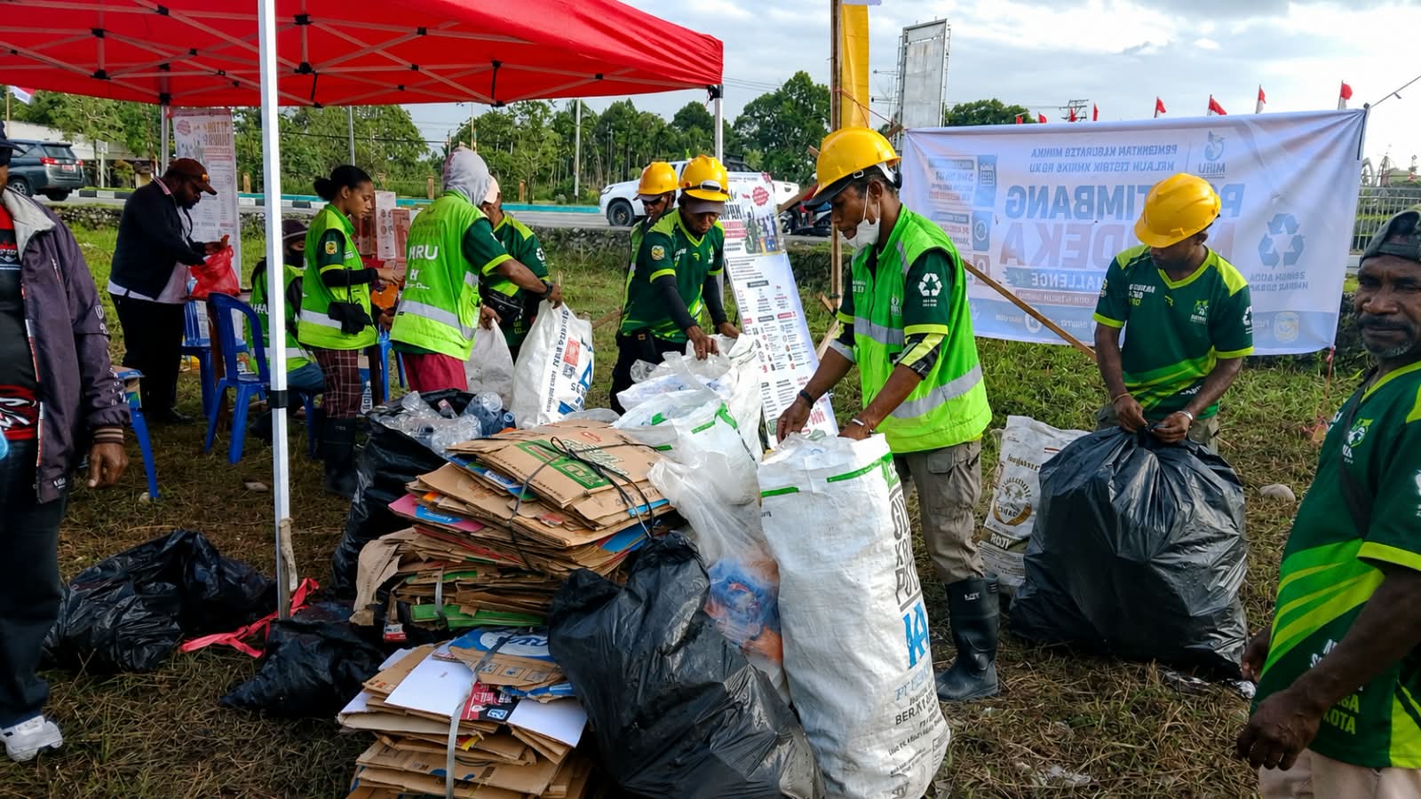 Pos Timbang Merdeka di Mimika Baru Kumpulkan 22 Ton Sampah Daur Ulang, Target 17 Ton Terlampaui