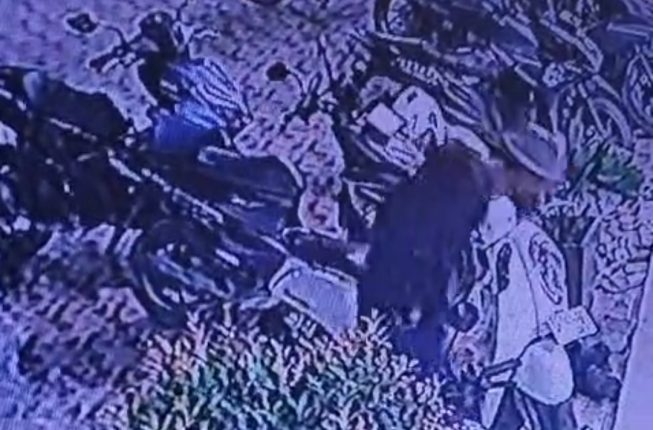 Maling Motor Berpeci Gasak Honda Scoopy Jemaah Salat Subuh di Masjid Al Munawaroh Palembang, Aksi Terekam CCTV