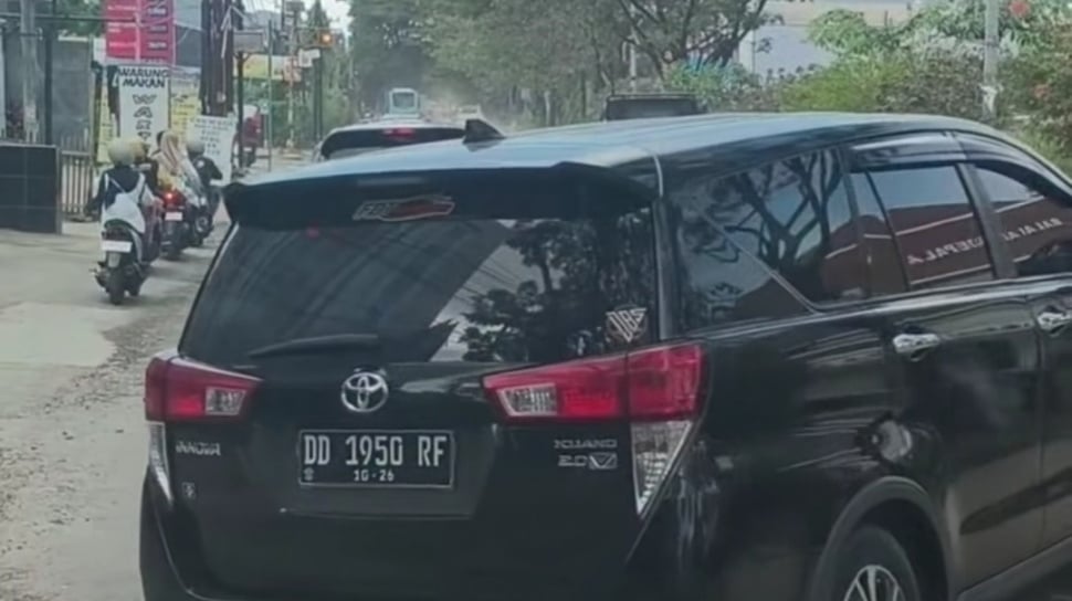 Pengendara Innova Terobos Jalan Beton Baru di Perbatasan Makassar-Gowa, Bapenda Sulsel Temukan Tunggakan Pajak Rp 6 Juta