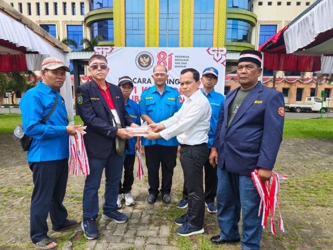 MPKT Sumut Sikit Aliansyah Suhendra Bagikan Pernak-pernik HUT ke-81 RI ke Kemenag Haji Sumut