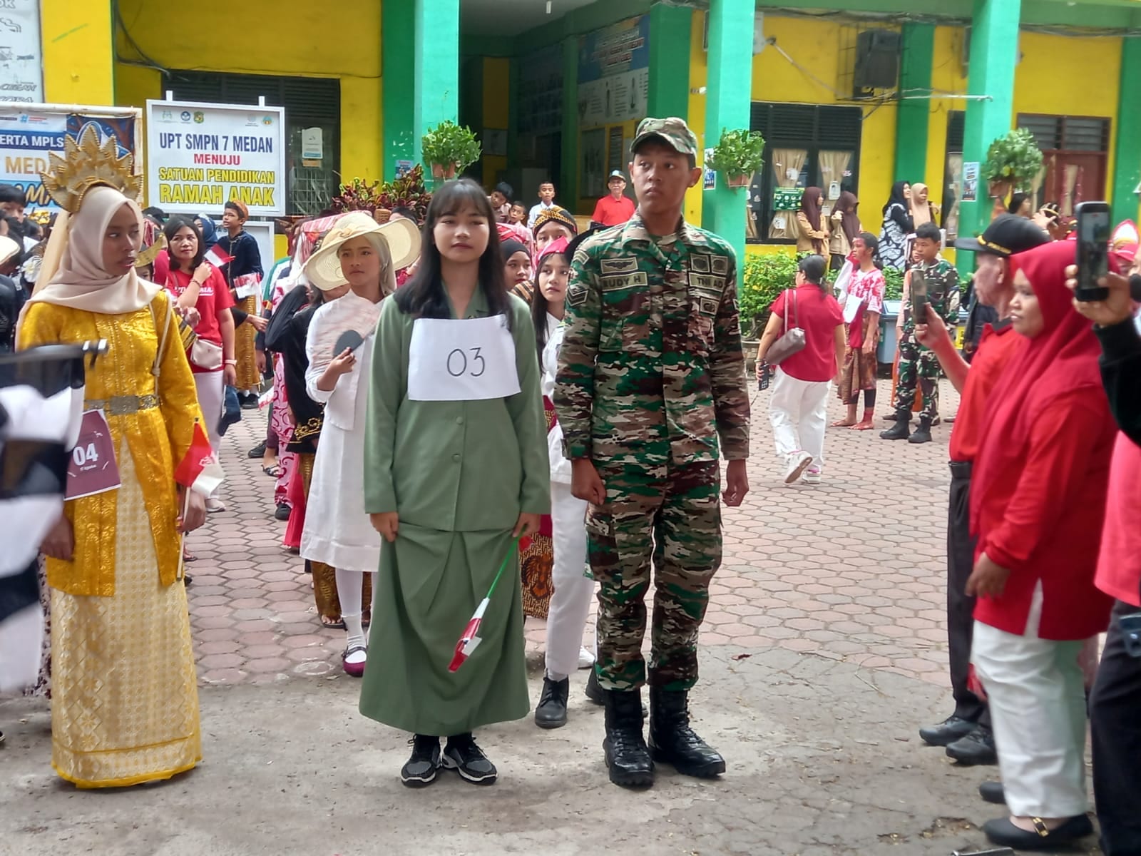 Karnaval Budaya SMPN 7 Medan Meriahkan HUT ke-81 RI, Ratusan Siswa Long March Pakai Pakaian Adat