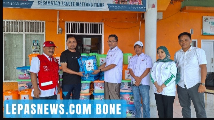 PMI Bone dan Sulsel Salurkan Ratusan Paket Bantuan untuk Korban Banjir di 6 Kelurahan
