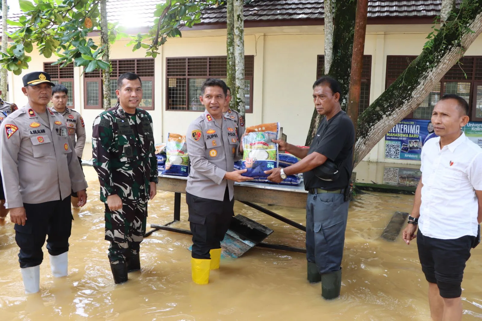 TNI-Polri Turun Langsung ke Desa Terendam Banjir di HST, Salurkan 1 Ton Beras untuk Warga Terdampak
