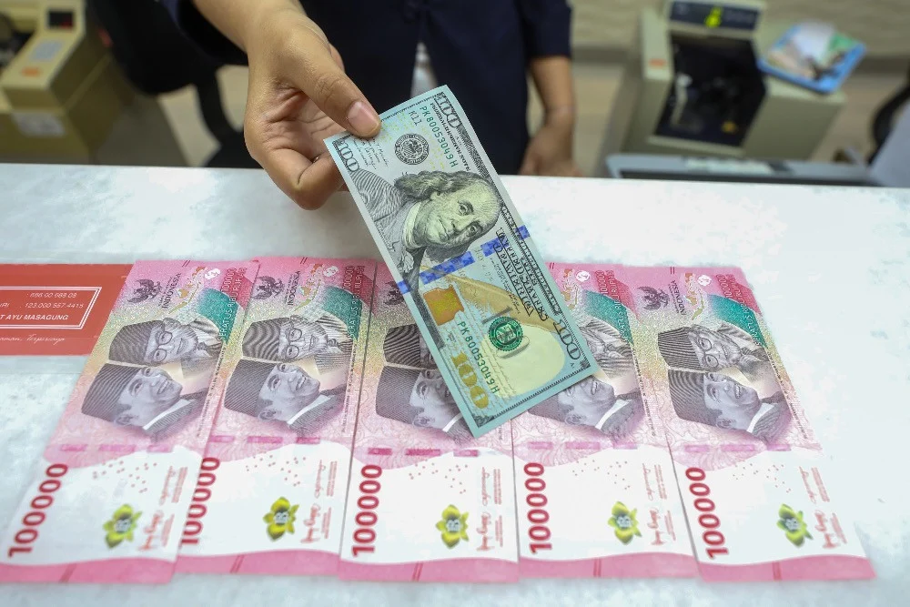 Rupiah Tembus Rp17.813 per Dolar AS, Harga Minyak dan Dolar AS Jadi Biang Kerok
