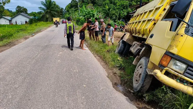 Kecelakaan di Jalur Sekadau–Sintang: Motor Berhenti Mendadak, Kaki Kiri Pengendara Terlindas Dump Truk