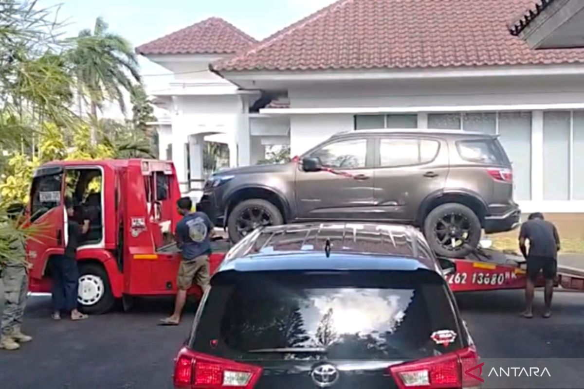 KPK Angkut Dua Mobil Mewah dari Pendopo Bupati Lombok Barat, 13 Saksi Diperiksa di BPKP NTB