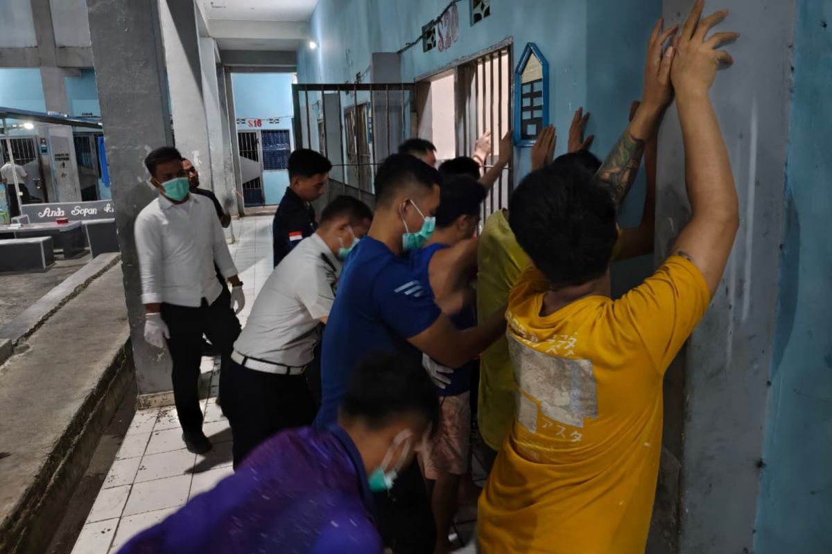 Kalapas Manado Sidak Kamar Hunian Warga Binaan, Deteksi Dini Digencarkan untuk Cegah Gangguan Keamanan
