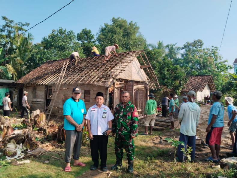 Babinsa Koramil 412-05/TBU Dampingi Pembongkaran Rumah Program RTLH BAZNAS untuk Ibu Waginem di Tulang Bawang Barat