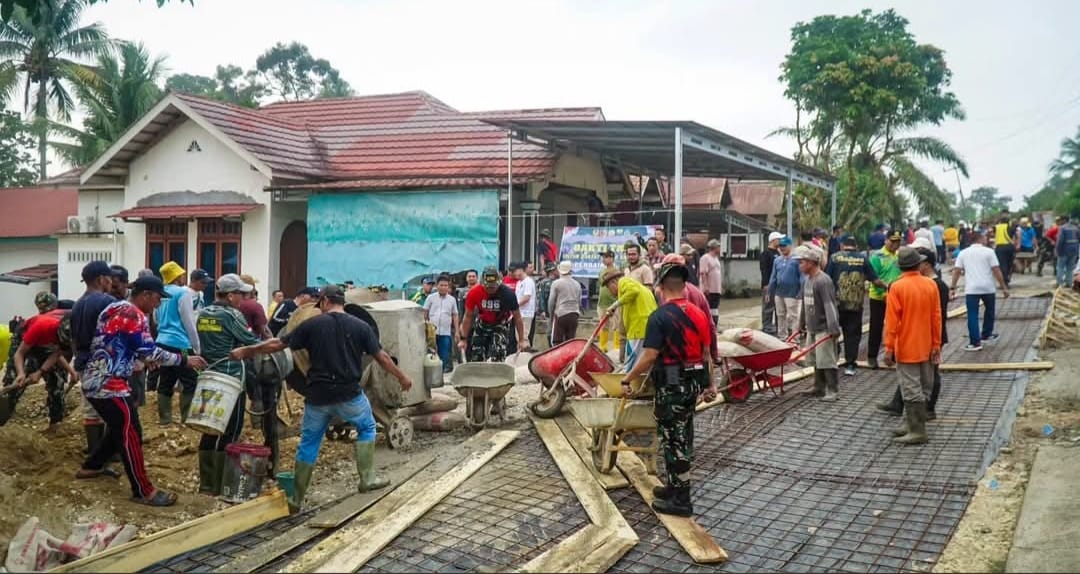 Bupati dan Wakil Bupati Sarolangun Turun Langsung Gotong Royong Bangun Jalan di Desa Lubuk Sayak, Dukung Program TNI 2026