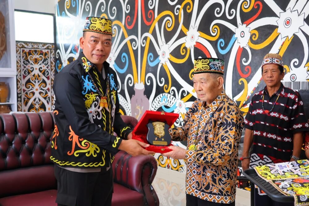 Kapolda Kaltara Silaturahmi ke Rumah Ketua LAD Henoch Merang, Sowan ke Tokoh Adat Dayak di Tanjung Selor