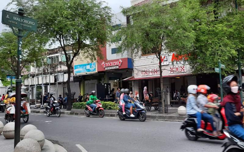 Pemkot Jogja Tertibkan Plang Malioboro Tak Resmi, Dekorasi Tetap Boleh Selama Bukan Rambu Jalan