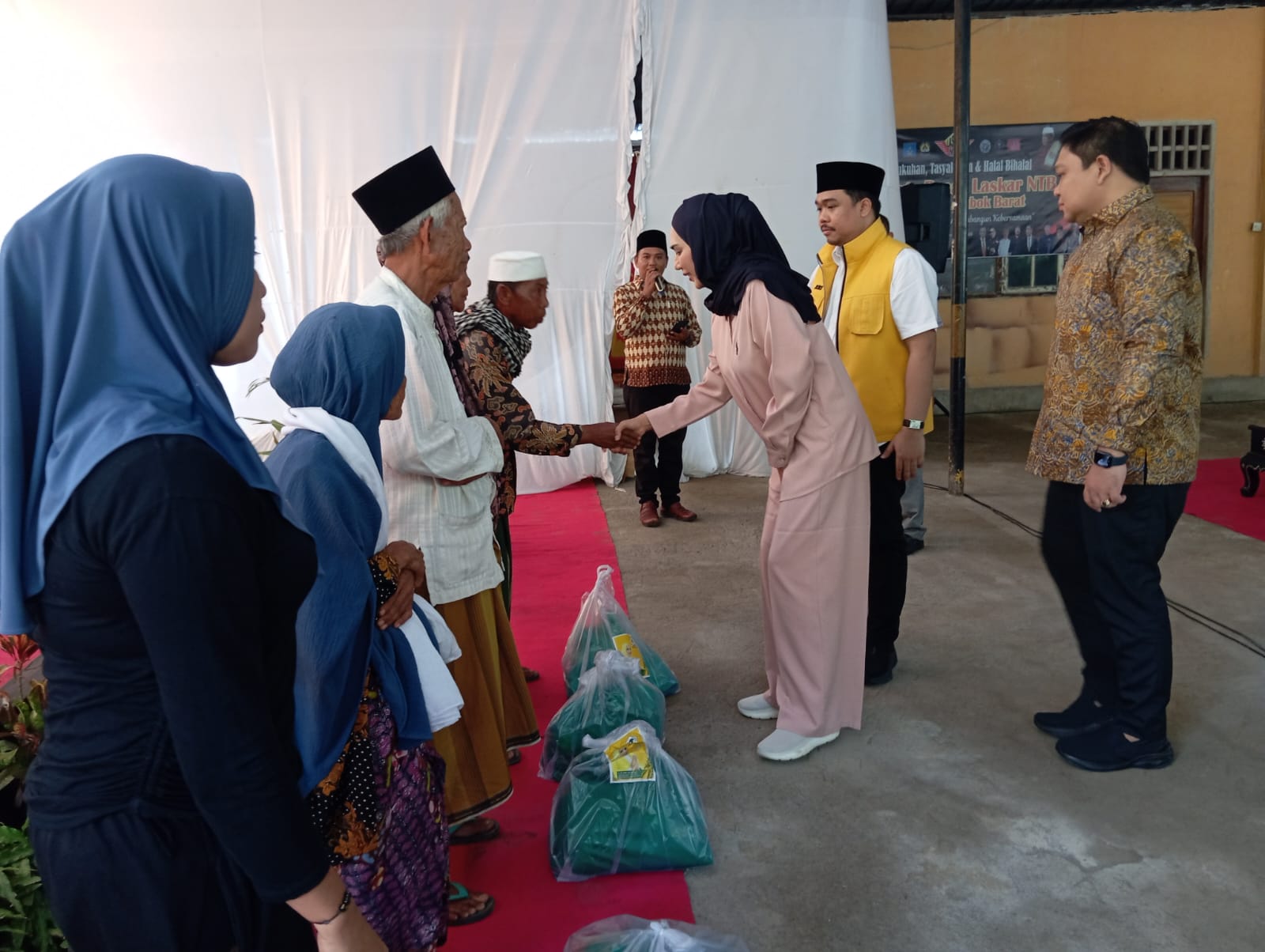 Wakil Ketua DPR RI Sari Yuliati Bagikan 1.000 Paket Sembako di Sekotong, Targetkan 200 Rumah Layak Huni untuk Warga Lobar