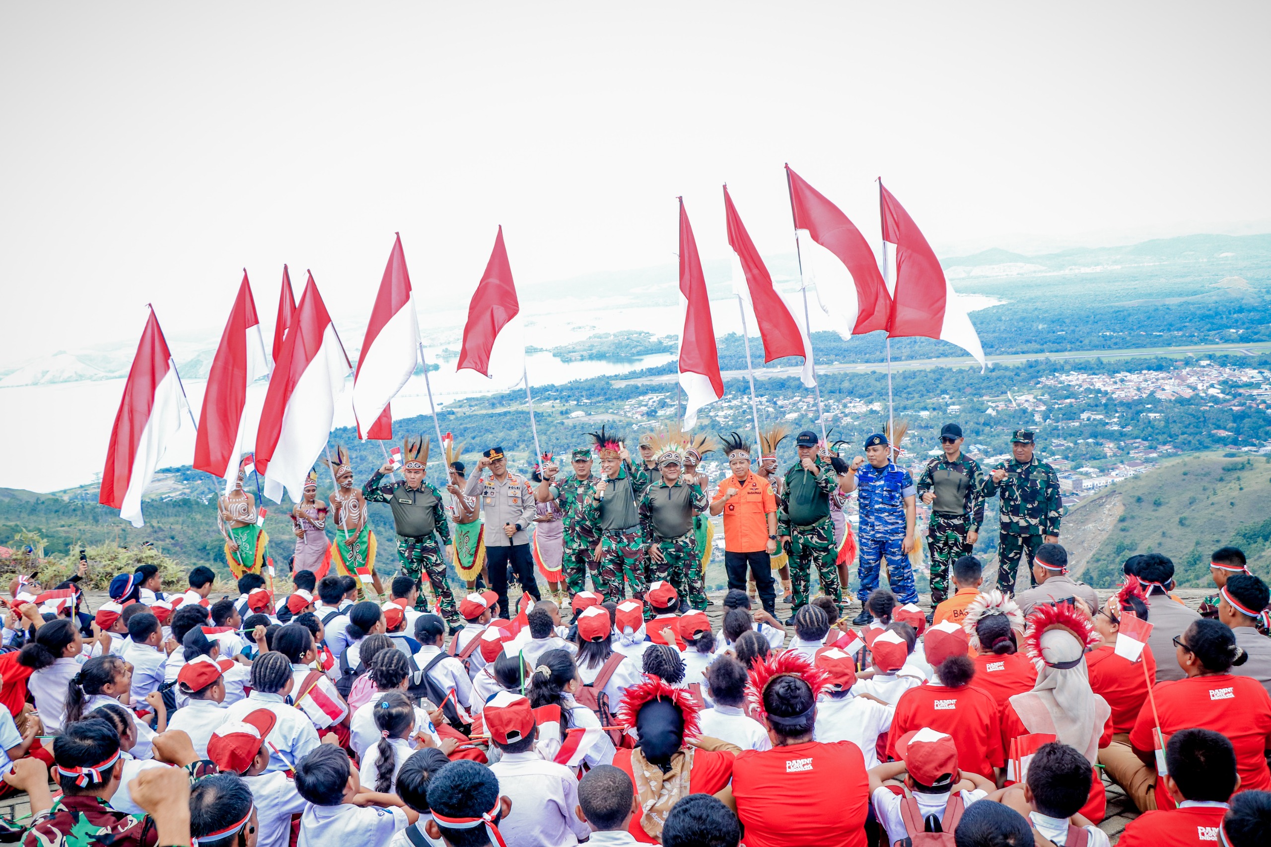 Bendera Merah Putih 120x80 Meter Berkibar di Gunung Cycloop, 1.200 Peserta dari Sentani Ikut Kirab HUT ke-81 RI